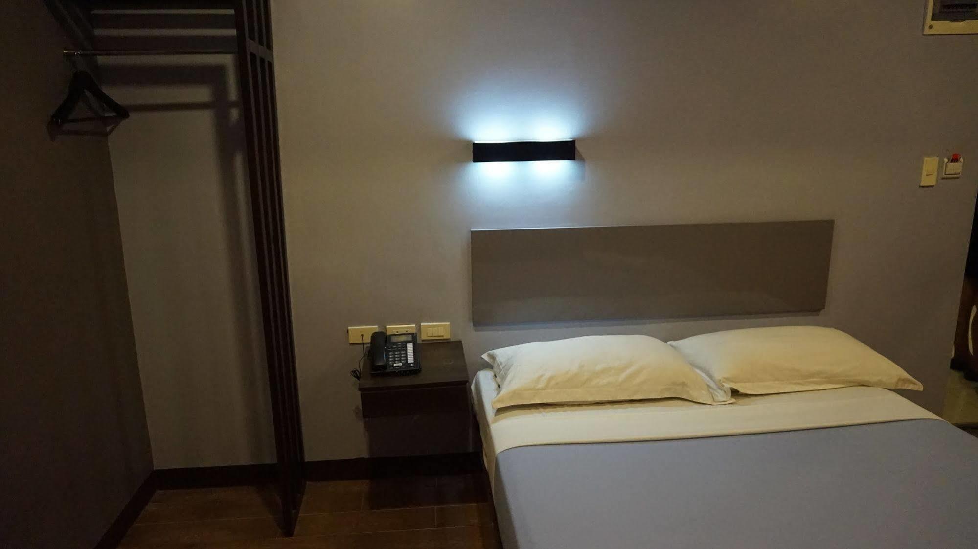 Oyo 637 Fox Hotel Ciudad Quezon Exterior foto